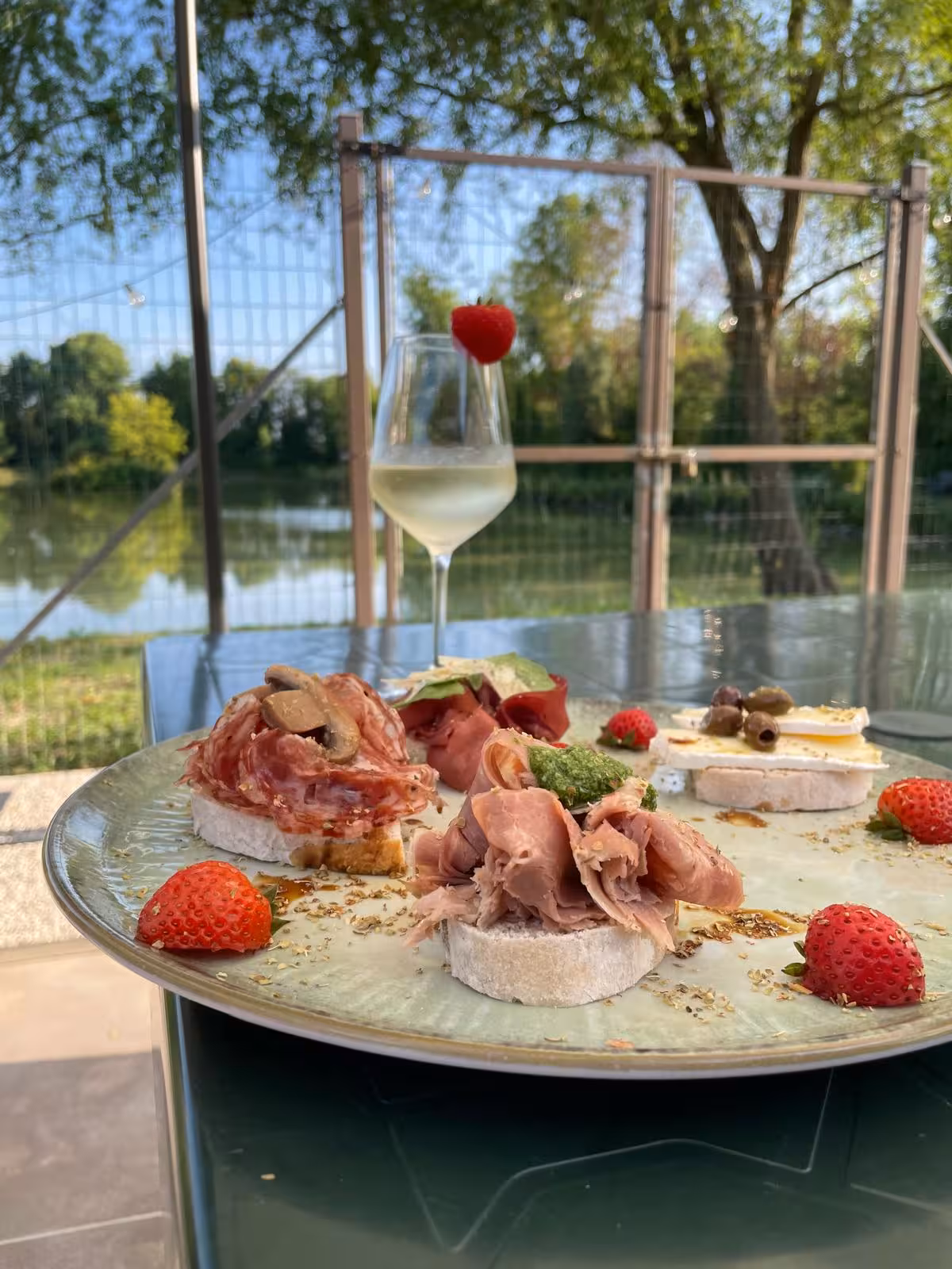 Piatto di cicchetti con vino bianco