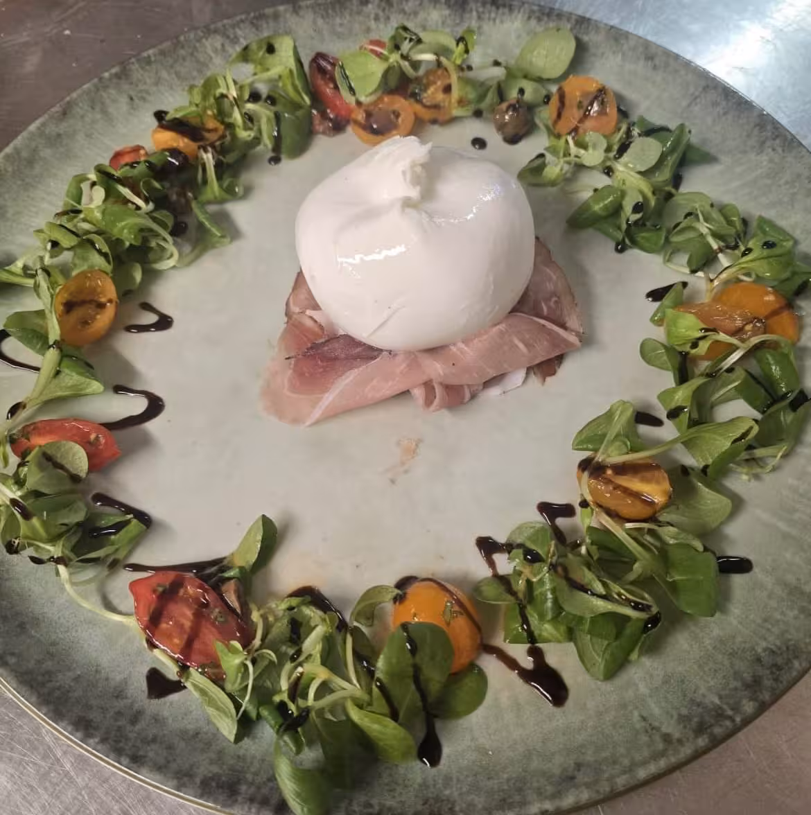 Piatto di cicchetti con vino bianco